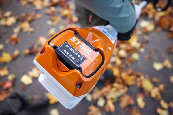 Аккумуляторный комбидвигатель STIHL KMA 120 R (FA080116820)