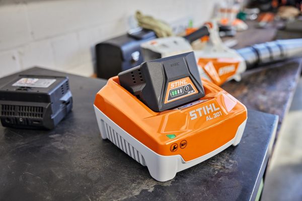 Зарядний пристрій STIHL AL 301 (EA094305500)