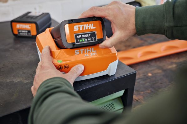 Зарядний пристрій STIHL AL 301 (EA094305500)