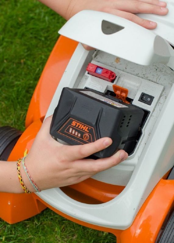 Газонокосарка акумуляторна STIHL RMA 339 SET (63200111441)